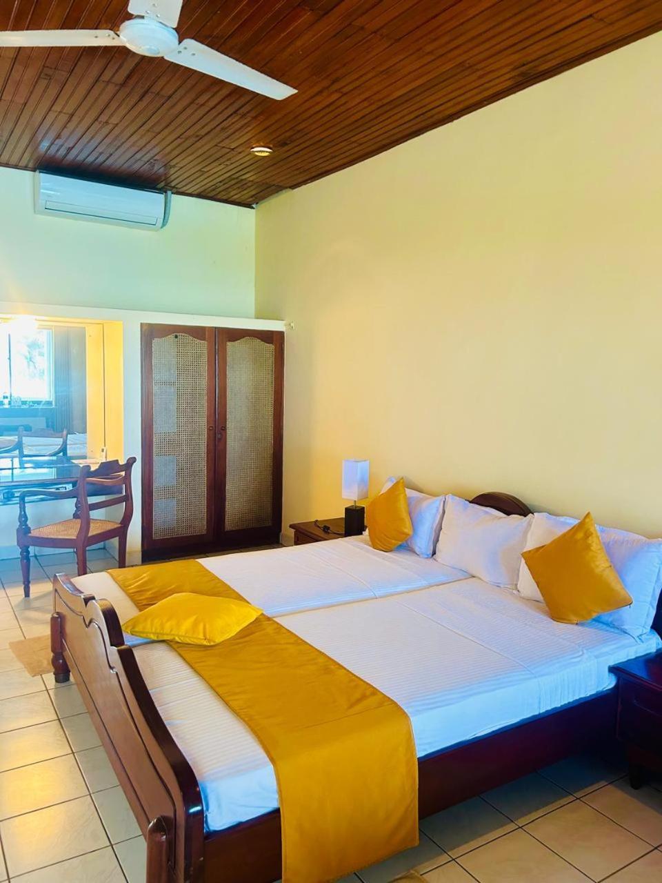 Crystal Villa Уелигама Екстериор снимка